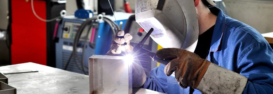 Person schweißt Metall